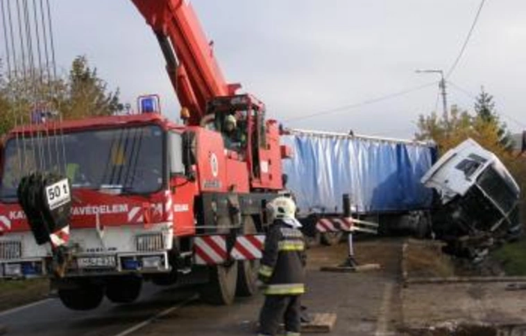 Tarolt az árokban a kamion