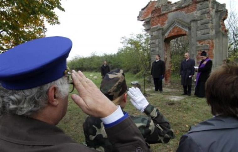 A koleratemetőben koszorúztak