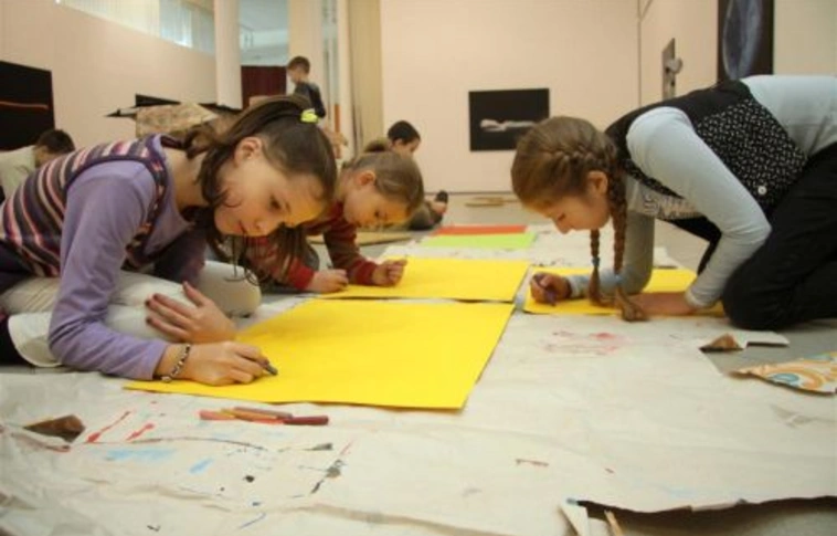 "Mesterkedő" gyerekek a Galériában