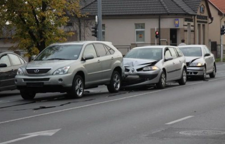 Törés, koccanás, sérülés - öt balesethez riasztottak