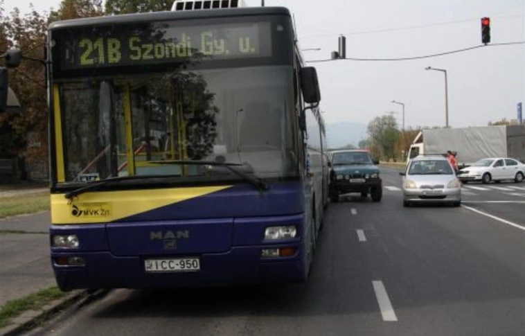 Kislányt gázolt a busz a Klapkán