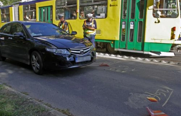 Autók ütköztek busszal, a villamos is leállt