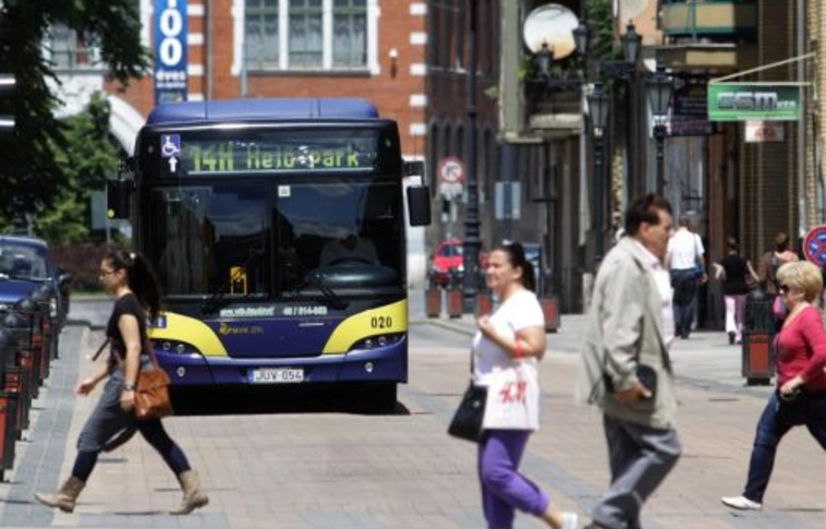 Így járnak a buszok és villamosok a hosszú hétvégén 