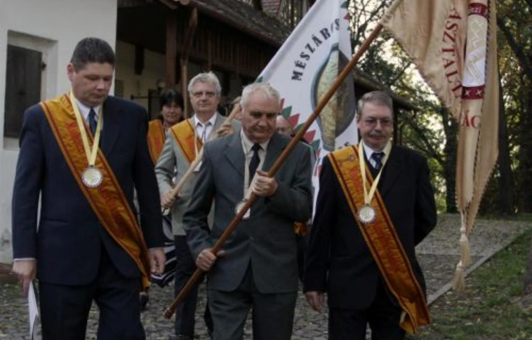 Koszorúzás az avasi temetőben