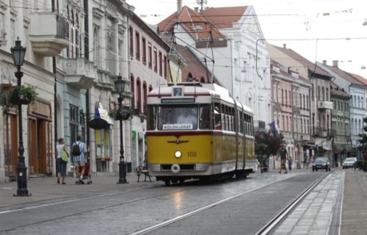 Születésnapján újra jár a 100-as villamos