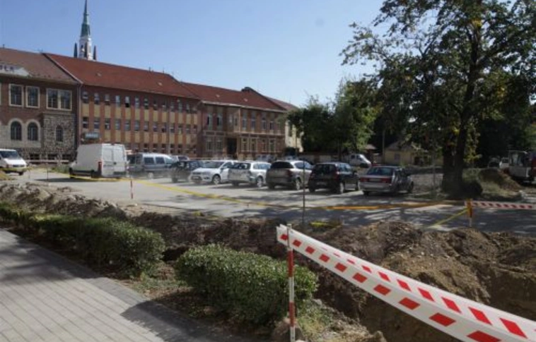 Patak utca: közműkiváltás után mélyépítés