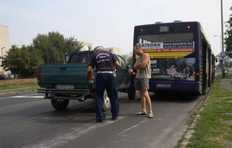 Busznak ütközött a kisteherautó