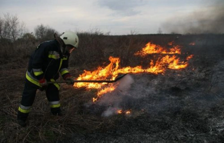 Még mindig lángol a száraz fű Borsodban