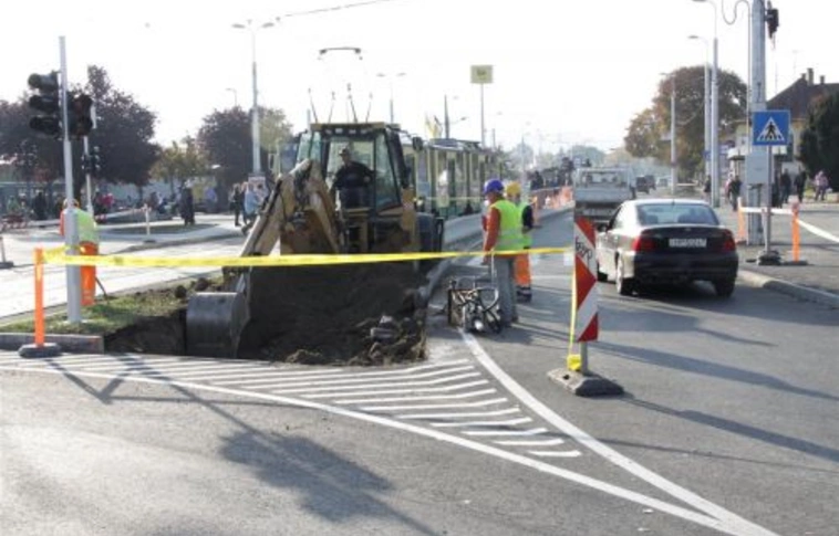 Zöld Nyíl: eredeti helyén buszmegálló az Újgyőrin