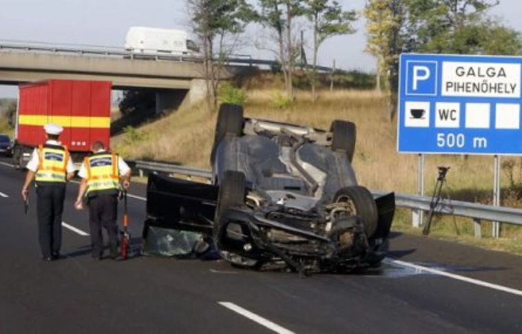 Hárman bennégtek egy személygépkocsiban az M3-ason
