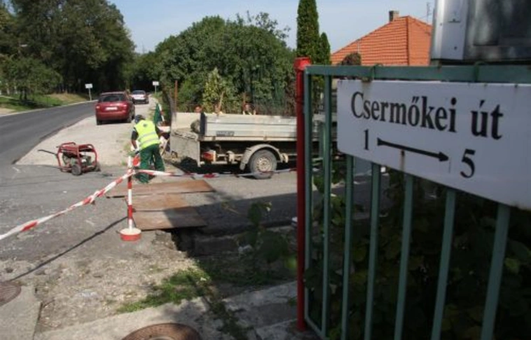 Tisztítják a vízelvezető árkokat