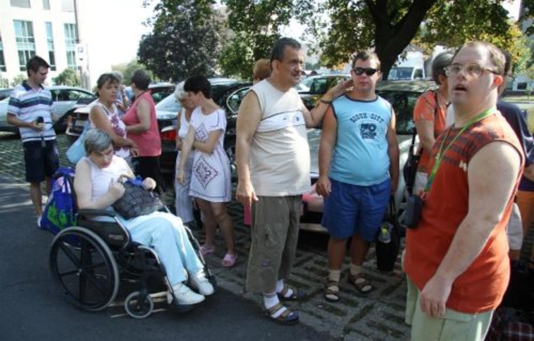Strandon kapcsolódnak ki a sérült emberek