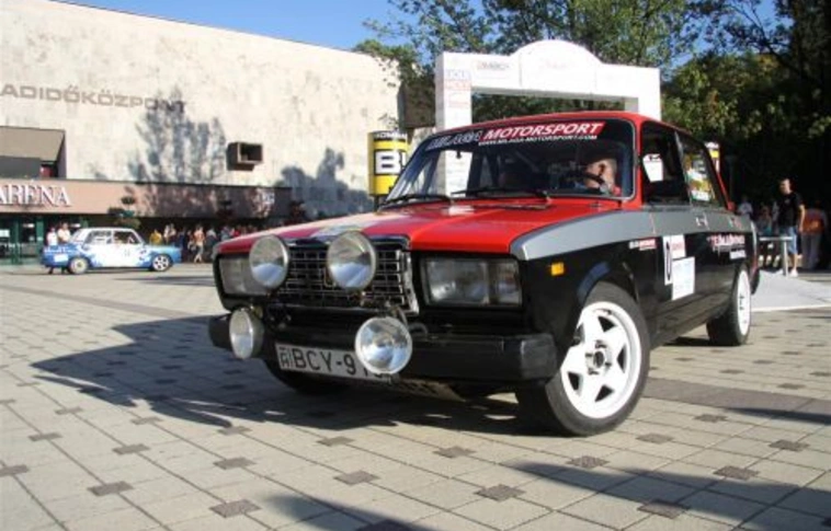 Felsorakoztak az autók: rally-ünnep Miskolcon
