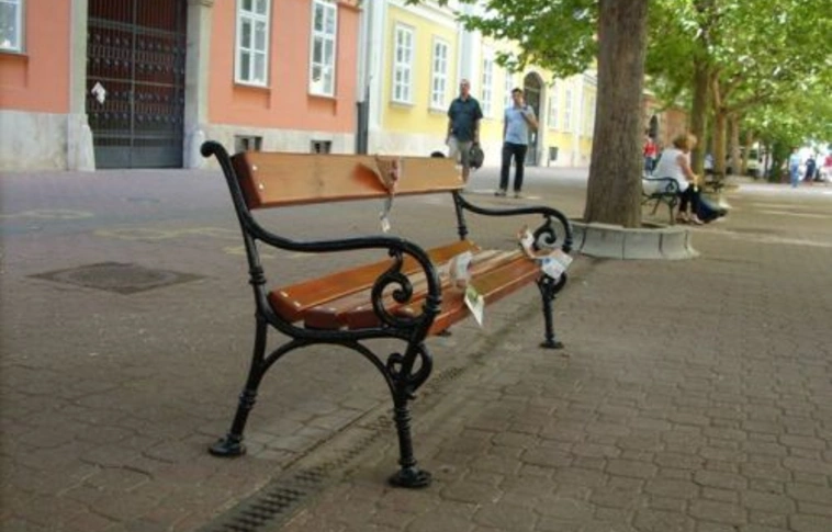 Megújulnak a Széchenyi utca padjai