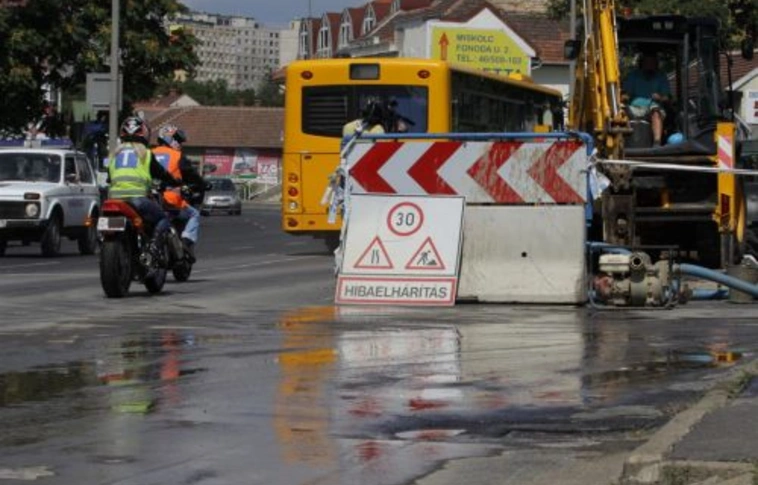 Csőtörés, sávlezárás Hejőcsabán