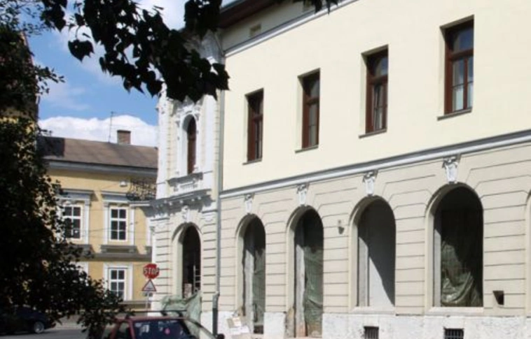 A válság ellenére őrzi a munkahelyeket a holding