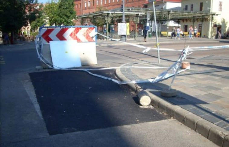 Lerobbant a daru, maradt a betonelem…