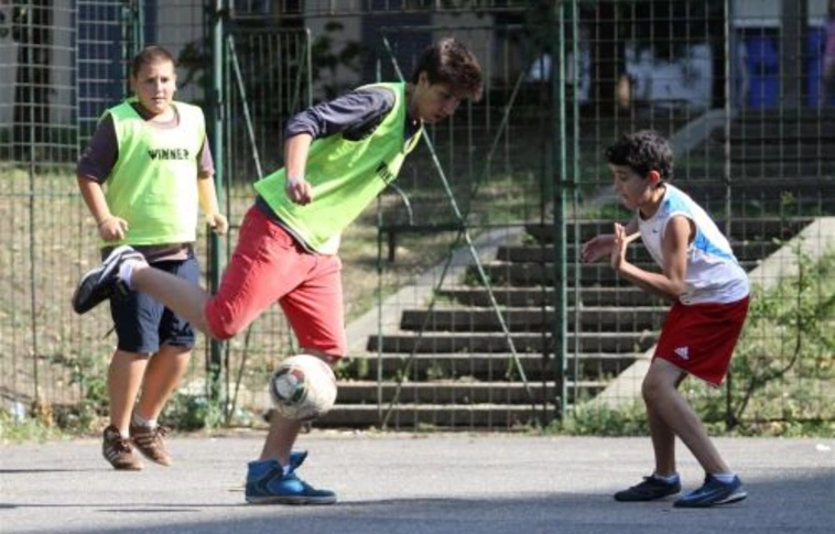 Újra rúgják a bőrt a grundokon