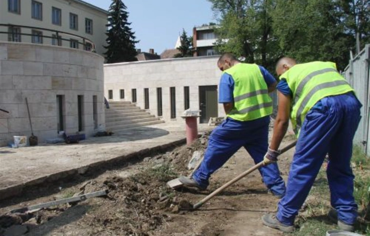 Épül a járda a Pannon-tenger előtt