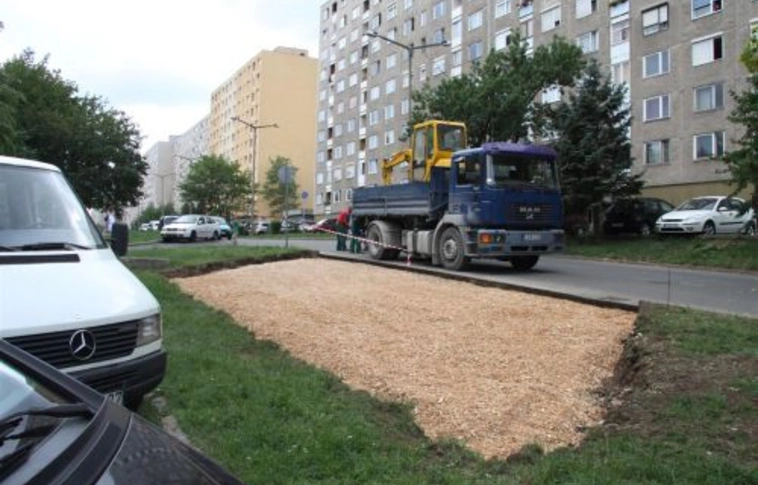 Parkoló épül a Középszeren