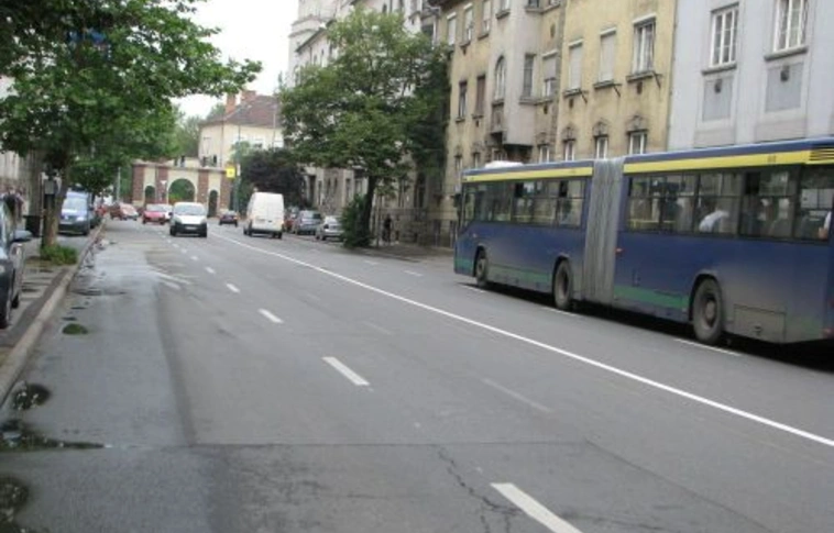 Négy sávon a Soltész Nagy Kálmán utcán