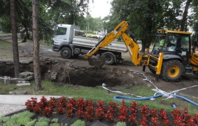 A héten kijavítják a múzeum előtt szivárgó vezetéket is