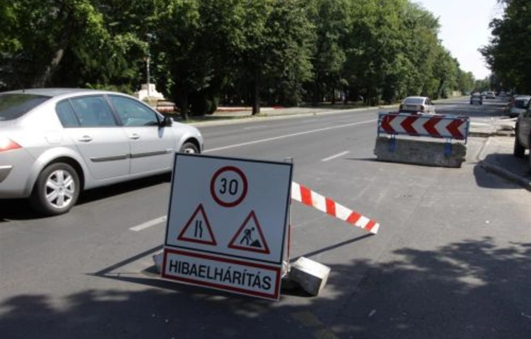 Görgey utca: megérkezett a cső, megkezdik a javítást