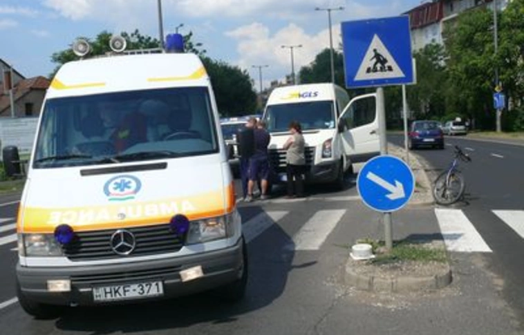 Gázolás a zebrán, a sportcsarnok előtt