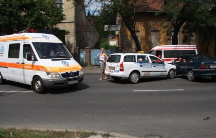 Opelbe rohant a taxi a Szentpéteri kapuban