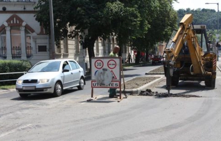 Itt kátyúznak a héten! – Július végéig befejezik