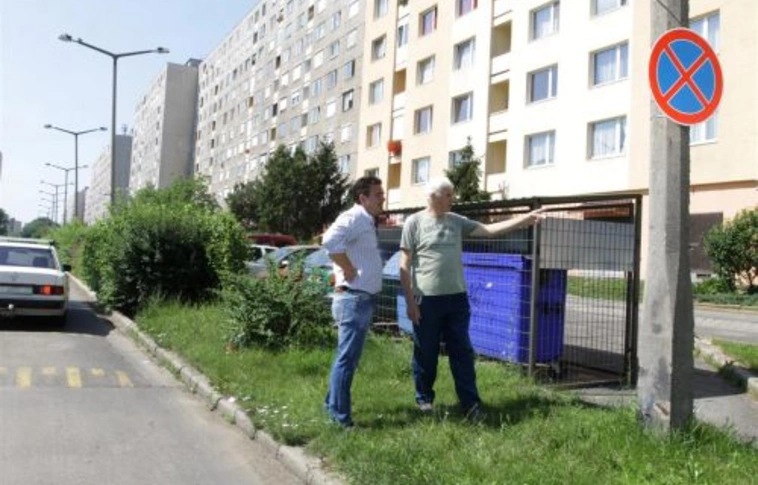 Zöldövezetes panelrengeteg a város közepén