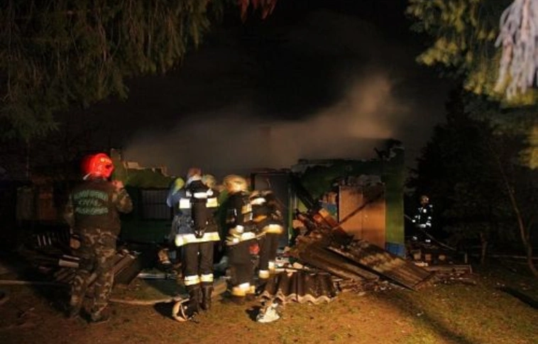 Házfalba csapódott, kigyulladt (a ház is)