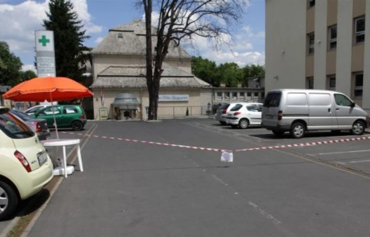 Elkordonozott parkoló a rendelőintézetnél