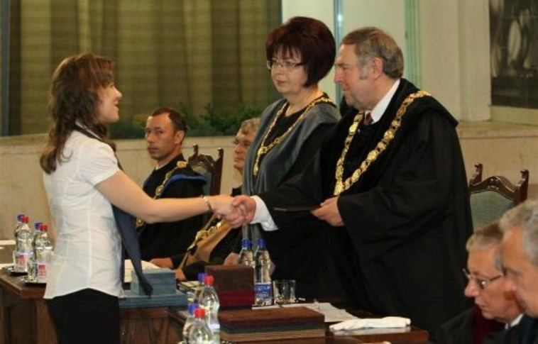 Az első diplomákat már átadták