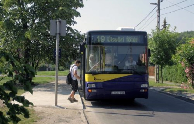 Új buszmegálló Komlóstetőn