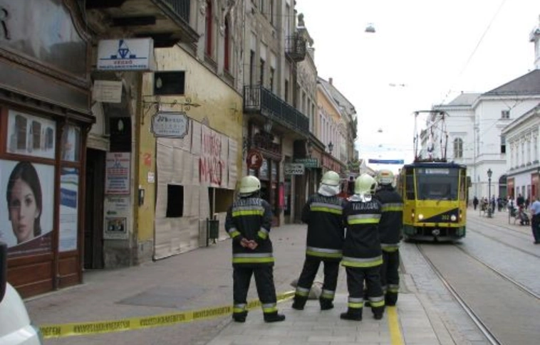 Derült égből téglahullás