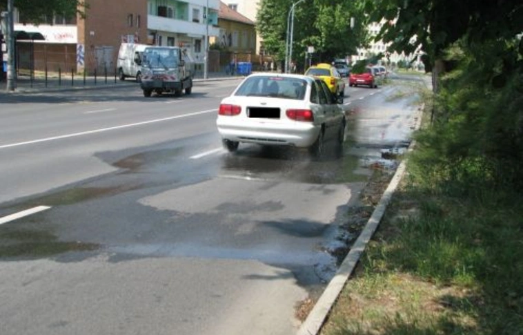 Szivárog a víz, de nem bontják fel az utat