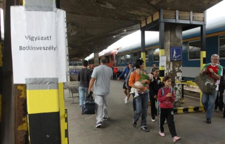 Kisiklott tehervonat - Hétfőre állhat helyre a vasúti forgalom