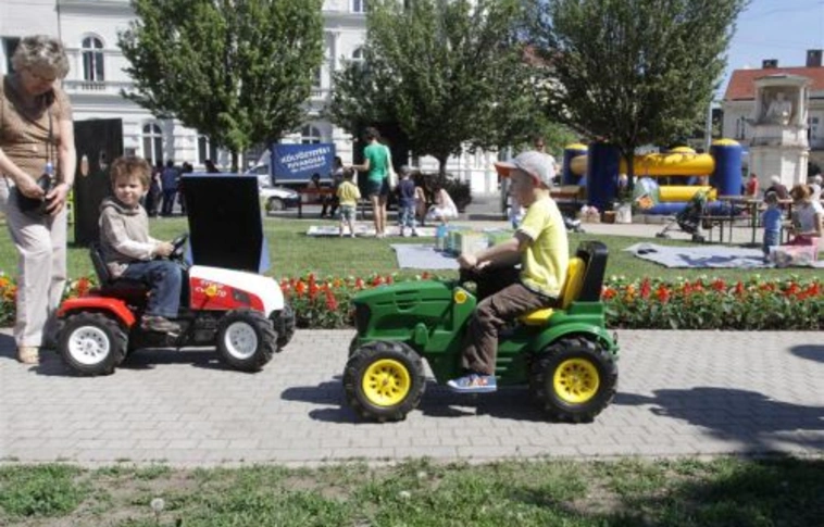 Miskolc napja: játszóház, veterán busz, városnézés