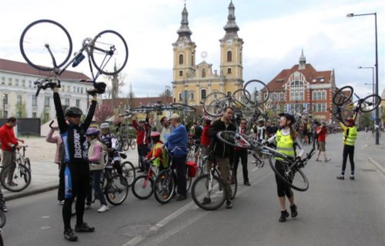 Critical Mass: közel 800-an emeltek