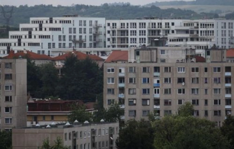 Tovább esett a használt lakások ára