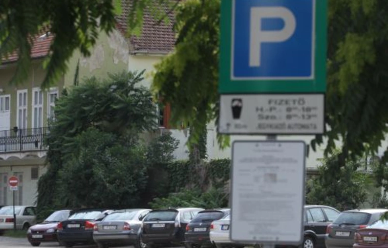 Parkolás, ügyfélszolgálat a hosszú hétvégén