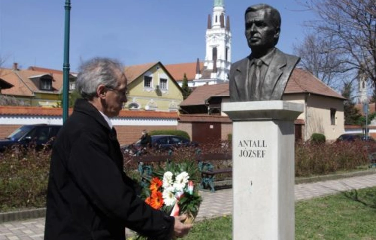 Antall József szobránál koszorúztak