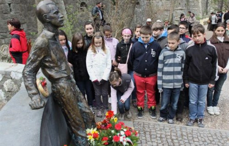 „Csillámló sziklafalon” emlékeztek a költészet napjára