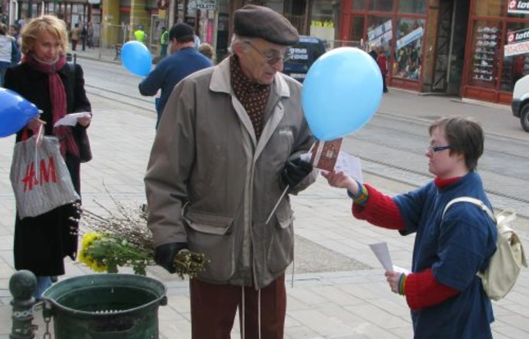 Kék séta az autista emberekért