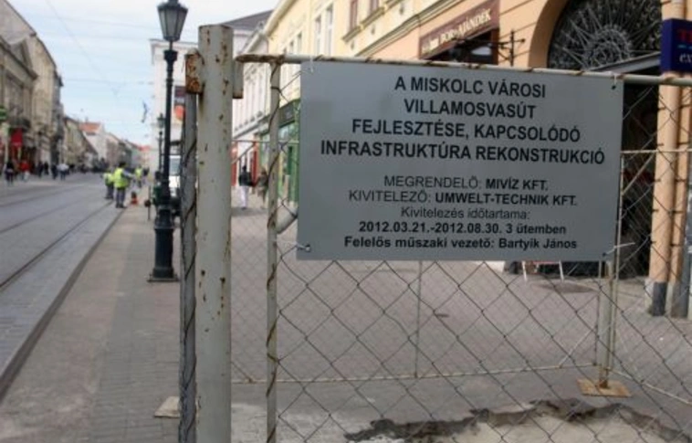 Már zajlik a főutca szennyvízcsatorna rekonstrukciója