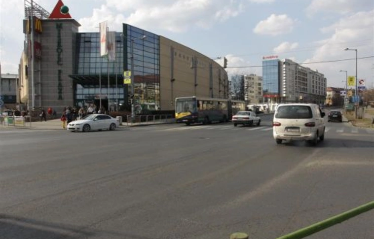 Aszfaltozás, jelzőlámpák, kanyarodósávok