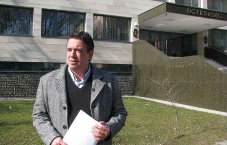 Feljelentés hűtlen kezelés miatt