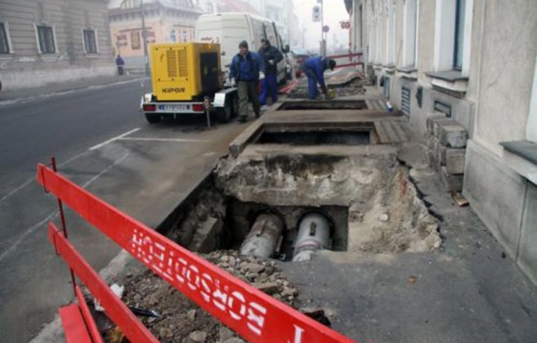 Fűtéscső-csere miatt „lyukas” a Papszeren a járda