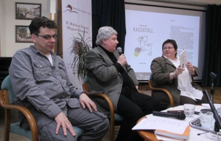 Kacsatoll a könyvtárban